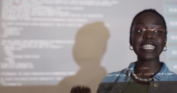 Kvinde Præsentation Kodning Med Software Kontoret Til Løsning Tale Web – Stock-video