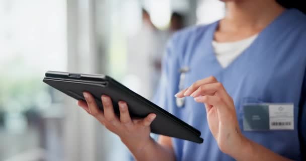 Enfermera Manos Investigación Para Cuidado Salud Tableta Internet Estudio Informe — Vídeos de Stock