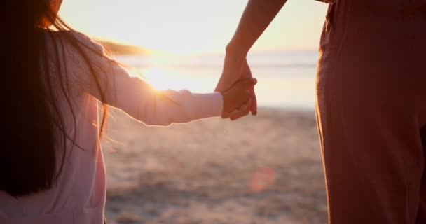 Rodič Dítě Držet Ruce Nebo Pláž Při Západu Slunce Dovolené — Stock video