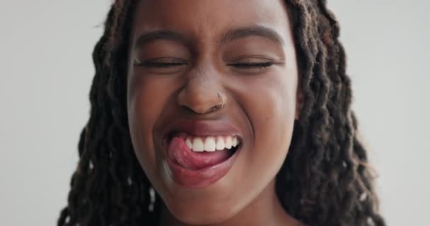 Kadın Dilini Çıkar Diş Sağlık Sağlık Için Dişlerini Yala Beyaz — Stok video