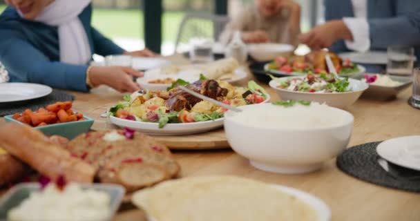 Primer Plano Comida Saludable Manos Familia Casa Con Almuerzo Bebidas — Vídeos de Stock