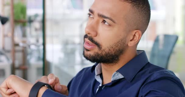 Zakenman Smartwatch Communicatie Technologie Sms Scrollen App Zwarte Mannelijke Persoon — Stockvideo