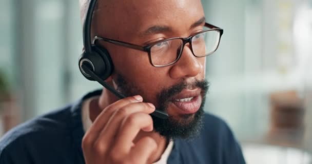 Bisnis Berbicara Dan Memanggil Pusat Dengan Pria Kulit Hitam Komunikasi — Stok Video