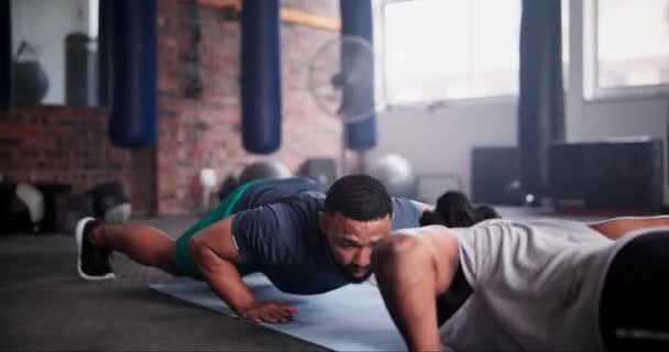 Άνθρωπος Προσωπικός Γυμναστής Και Push Ups Fitness Κίνητρο Ομαδική Εργασία — Αρχείο Βίντεο
