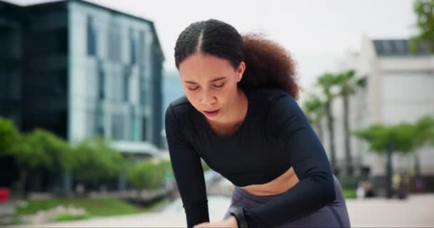 City Überprüfen Sie Smart Watch Und Frau Mit Fitness Müde — Stockvideo