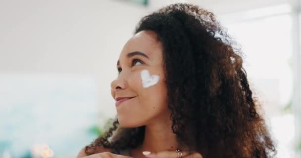 Femme Visage Crème Pour Soins Peau Beauté Avec Sourire Autosoin — Video