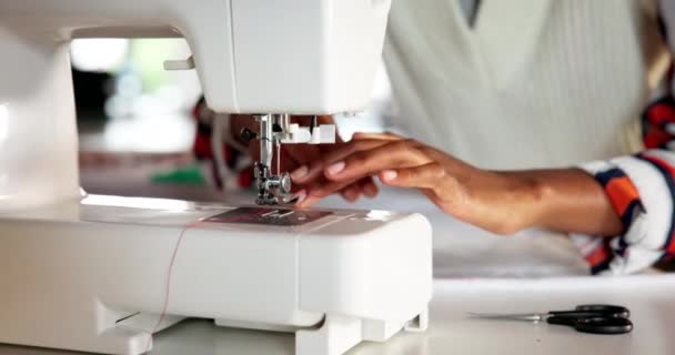 缝纫机和螺纹在工作室为面料制造 小企业或生产做好准备 时尚或电子商务 图案或创意作坊的人员 手指和设备 — 图库视频影像