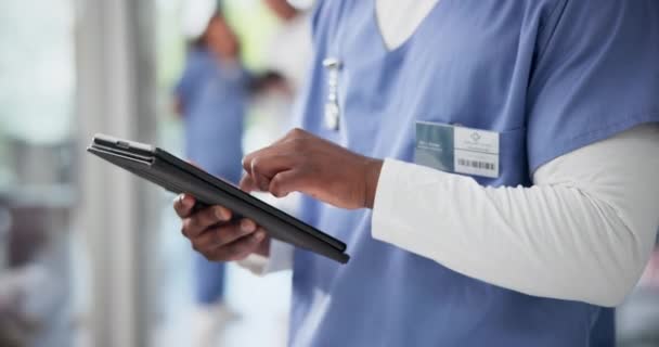 Enfermera Manos Planificación Atención Médica Tabletas Internet Estudio Informes Sobre — Vídeo de stock