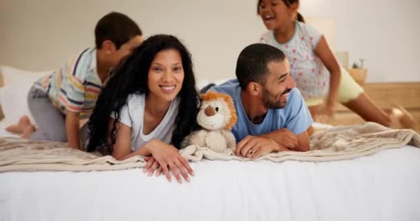 ジャンプ 愛と家族の顔は 一緒に遊ぶ ボンディングやゲームのためにベッドの上に 肖像画 サポート または子供たちは または自宅で楽しんでいるベッドルームで両親を受け入れる — ストック動画