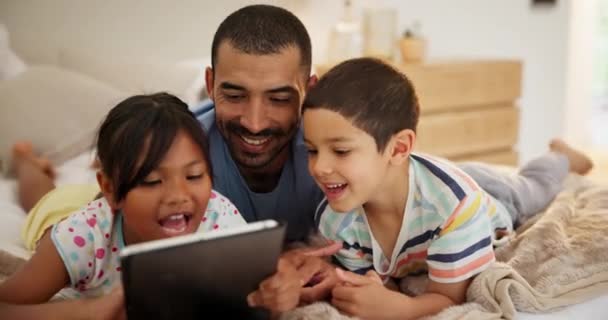 Tableta Relaxovat Otec Dětmi Posteli Pro Hraní Spojování Nebo Streaming — Stock video