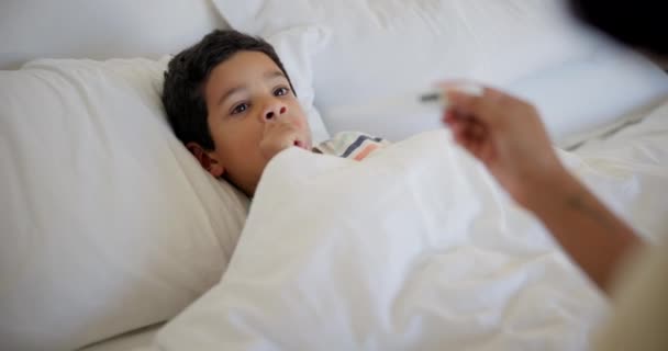 Hand Sjuk Eller Termometer Med Pojke Och Förälder Sovrummet Tillsammans — Stockvideo