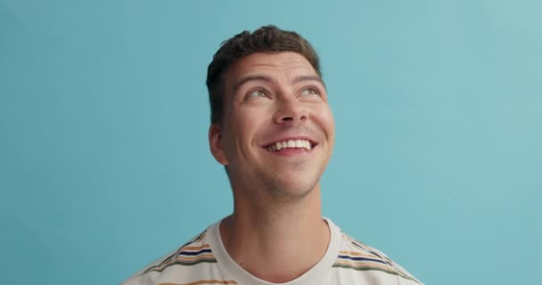 Людина Думаючи Посмішкою Вибором Студії Мріє Натхненна Щастям Синьому Фоні — стокове відео