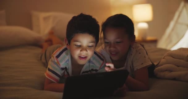 Siblings Tablet Games Bed Night Scroll Digital Technology Cartoons Love — Stock Video