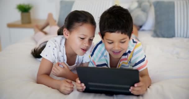 Tablet Ευτυχισμένη Και Παιδιά Στο Κρεβάτι Ένα Σπίτι Βλέποντας Βίντεο — Αρχείο Βίντεο