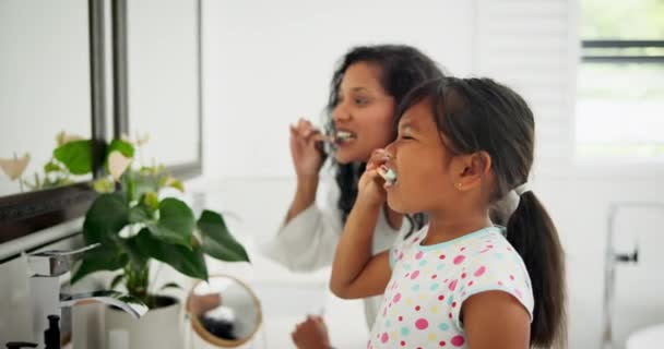 Mor Flicka Eller Barn Badrummet Borsta Tänderna Tillsammans För Utveckling — Stockvideo