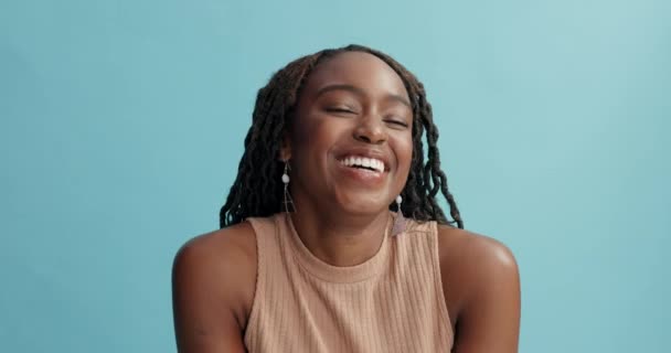 Gezicht Zwarte Vrouw Vlechten Behandeling Met Gelukkig Studio Blauwe Achtergrond — Stockvideo
