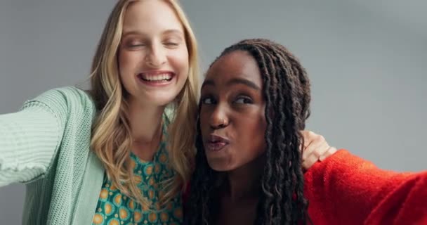 Mladé Ženy Přátelé Selfie Polibkem Tvář Sociální Média Spojení Studiu — Stock video