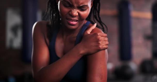 Schouder Pijn Handen Zwarte Vrouw Een Sportschool Met Fitness Crisis — Stockvideo