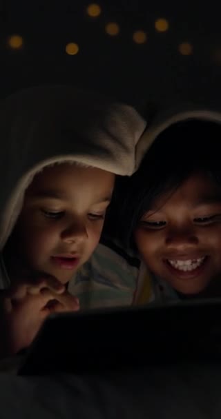 Gülümse Gece Evde Tablet Kullanan Çocuklar Aile Bağlarını Öğrenme Konuşma — Stok video