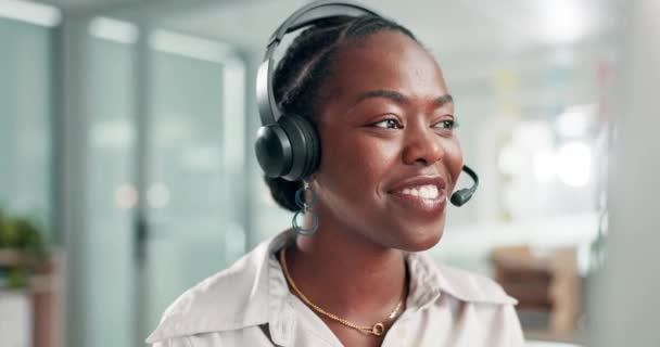 服务台和呼叫中心 与黑人妇女 沟通和顾问在工作场所 为非洲人 雇员或保险代理人提供客户服务和技术支助 并提供咨询和支持 — 图库视频影像