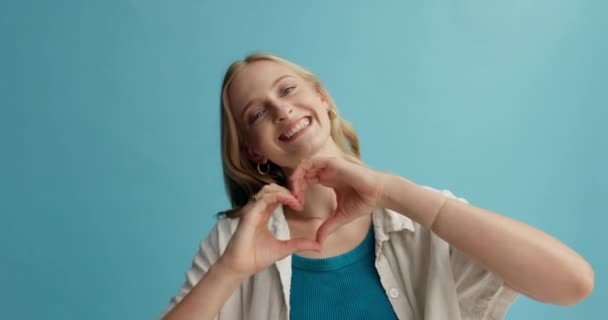 Kobieta Twarz Serce Ręce Studio Uśmiechem Podekscytowany Symbol Miłości Przez — Wideo stockowe