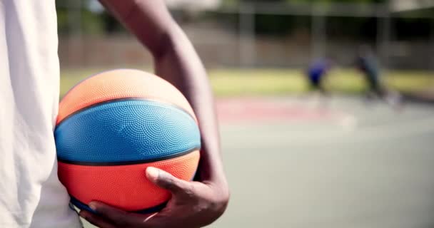 Μπάσκετ Χέρι Και Πρόσωπο Κρατώντας Μπάλα Για Παιχνίδι Στο Γήπεδο — Αρχείο Βίντεο