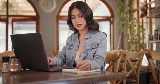 Μεξικανή Γυναίκα Laptop Και Cafe Σημειωματάριο Και Γράψιμο Και Για — Αρχείο Βίντεο