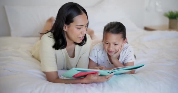 Quarto Mãe Menina Com Livro Relaxar Felicidade Com Férias Fim — Vídeo de Stock