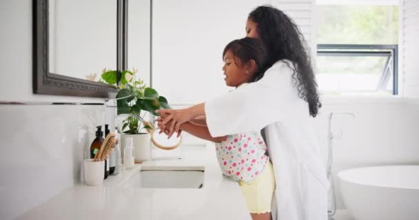 母亲或儿童在浴室用肥皂洗手 以达到卫生 教育或健康的目的 与母亲或父母一起 用自来水或健康儿童清洁手掌 以发现细菌 肮脏细菌或病毒 — 图库视频影像