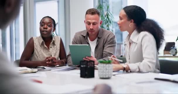 Tablet Grupo Pessoas Negócios Reunião Discussão Conversa Local Trabalho Escritório — Vídeo de Stock