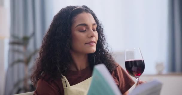 Donna Sorriso Vino Rosso Con Libro Lettura Sul Divano Positivo — Video Stock