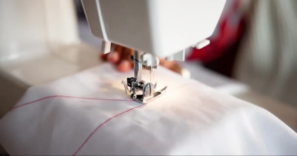 Costura Máquina Mãos Alfaiate Com Tecido Produção Criativa Roupa Moda — Vídeo de Stock