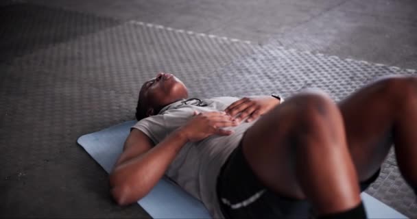 Zmęczony Fitness Czarny Mężczyzna Podłodze Siłownia Ćwiczenia Treningu Sportu Hobby — Wideo stockowe