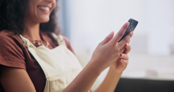 Vrouw Handen Zoeken Met Telefoon Bank Naar Sms Social Media — Stockvideo
