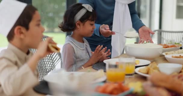 Musulmanes Familiares Niños Con Comida Almuerzo Mesa Comedor Para Celebración — Vídeo de stock