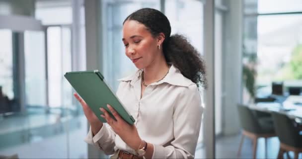 Negócios Feliz Mulher Com Tablet Digitação Conexão Com Agência Criativa — Vídeo de Stock