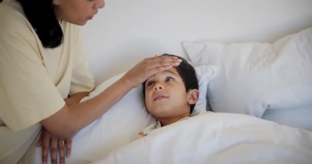 Hand Krank Oder Fieber Mit Sohn Und Elternteil Schlafzimmer Des — Stockvideo