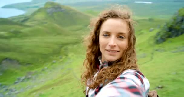 Transmisión Vivo Senderismo Cara Mujer Montaña Con Blog Viajes Aventura — Vídeos de Stock