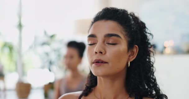 Respiración Mujer Meditación Clase Yoga Para Bienestar Amigos Por Mañana — Vídeo de stock