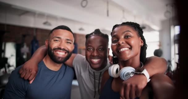 Vrienden Gezicht Vrolijke Selfie Fitnessruimte Fitness Actief Voor Het Trainen — Stockvideo