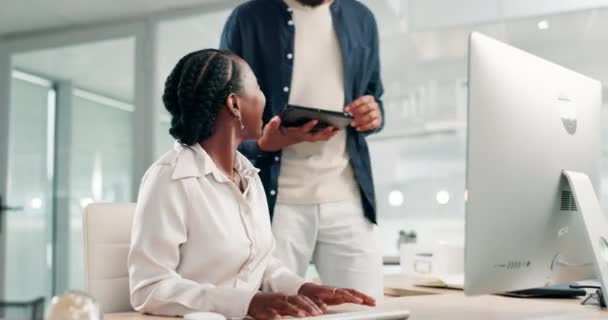 コンピュータ トレーニング またはビジネスの人々が話し合い またはコーチングのために話します アフリカのマネージャー教育 コミュニケーション または情報の話をするPcを持つ女性 — ストック動画