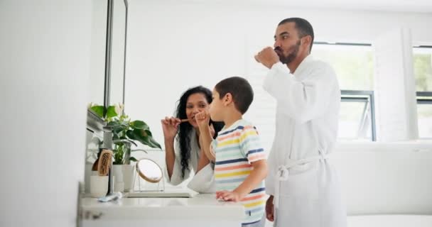 Πατέρας Μάθηση Παιδιά Στο Μπάνιο Βούρτσισμα Των Δοντιών Μαζί Για — Αρχείο Βίντεο
