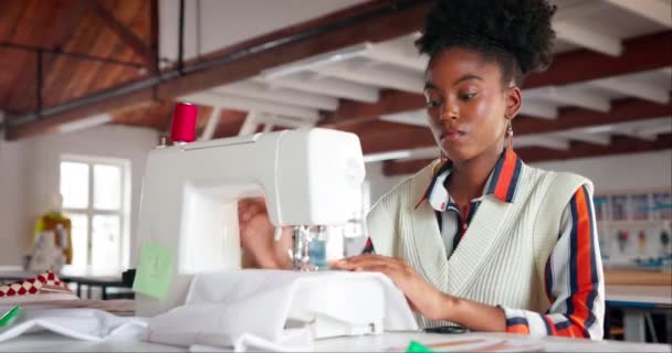 Vrouw Naaimachine Stof Mode Productie Productie Kleding Kleine Bedrijven Vrouwelijke — Stockvideo