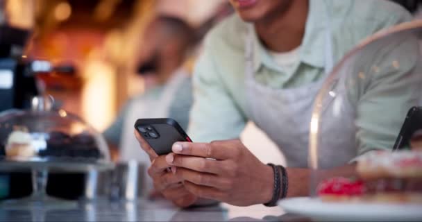 Kafedeki Sosyal Medya Iletişim Iletişim Için Kahve Dükkanında Telefon Yazıları — Stok video