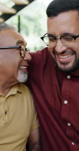 Arc Ölelés Idősebb Férfi Fiával Otthon Nappalijában Együtt Szerelemért Látogatásért — Stock videók