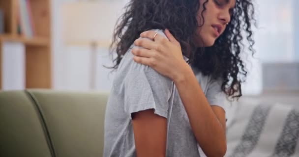 筋肉の緊張のためのリビングルームの女性との肩の痛み 疲労および傷害 アナトミー 人との最初の援助およびボディおよび共同炎症のための自宅のソファーのマッサージ — ストック動画