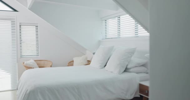 空旷的卧室 度假的家和家具 酒店或公寓室内设计的度假和住宿 家和招待所 配有白色枕头 毯子和羽绒被 以求得舒适或逃跑 — 图库视频影像