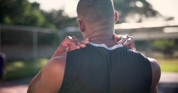 颈部疼痛和受伤与黑人男子在篮球场肌肉扭伤 健身和纤维肌痛 身体紧张 人身意外及发炎致伤解剖 — 图库视频影像