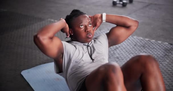 黑人男子 健身和坐到地板上锻炼 腹部或核心力量在健身房 积极参加健身俱乐部训练 练习或肌肉锻炼的非洲男性 — 图库视频影像
