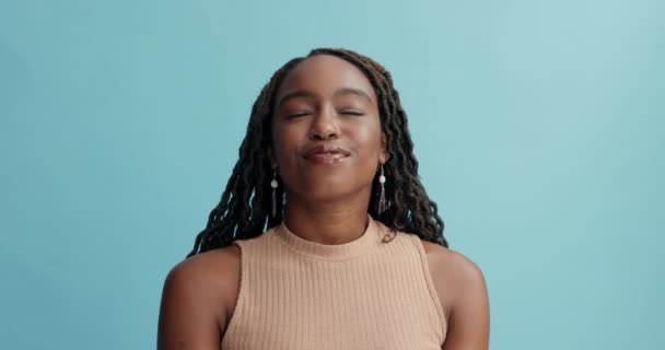 スタジオの平和 幸せな黒人女性は 青い背景に感謝 マインドフルネス ポジティブな態度で 目を閉じてリラックス アフリカの女性モデル — ストック動画